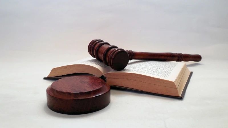 How a Company Lawyer in Bangladesh Handles Business Contracts