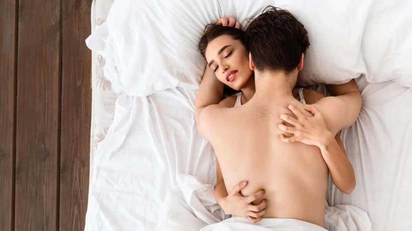 समृद्ध बातें, समृद्ध स्पर्श: भावनात्मक और शारीरिक अंतरंगता को फिर से जगाना