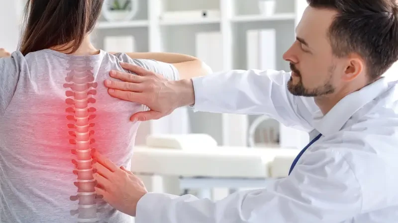 पीठ के निचले हिस्से का दर्द हो सकता है किडनी की बीमारी का संकेत! इन लक्षणों को भूलकर भी न करें अनदेखा