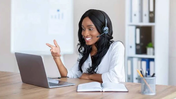 How Does a Bilingual Virtual Assistant Support Teams?