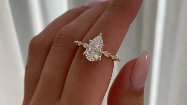 Why Pear Cut Diamond Engagement Rings Stand Out in Modern Jewelry