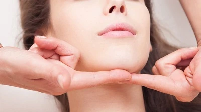 كم تستمر فترة التورم بعد عملية شفط دهون الذقن المزدوج؟